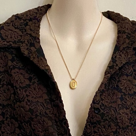 Vintage, Gucci Gold Tone Charm with 18in Gold Plated Chain Necklace - Picture 1 of 7